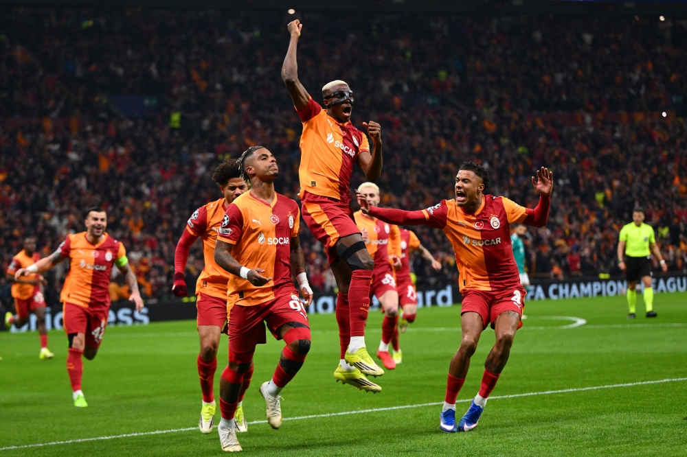  Galatasaray's Gabonese midfielder #99 Mario Lemina (L) celebrates with Galatasaray's Nigerian forward #45 Victor Osimhen (C) and Galatasaray's Senegalese defender #04 Ismail Jakobs  