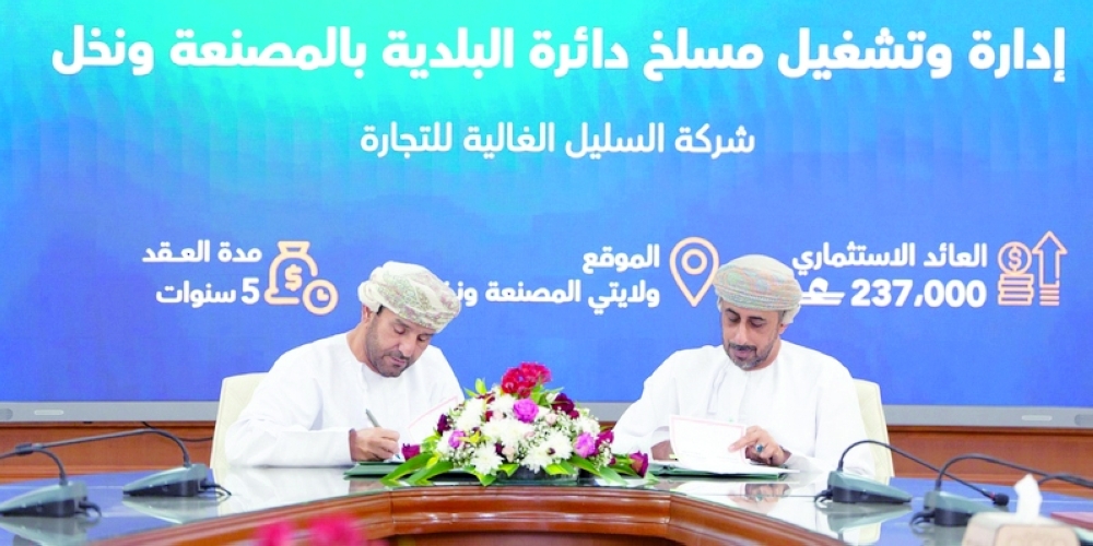 The contracts were signed by Eng Masoud bin Said al Hashmi, Governor of Al Batinah South, and representatives of the contracting companies. - ONA