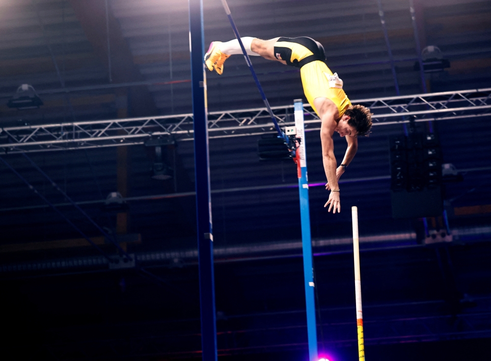 Sweden's Armand Duplantis in action and sets a new world record of 6.31m v
