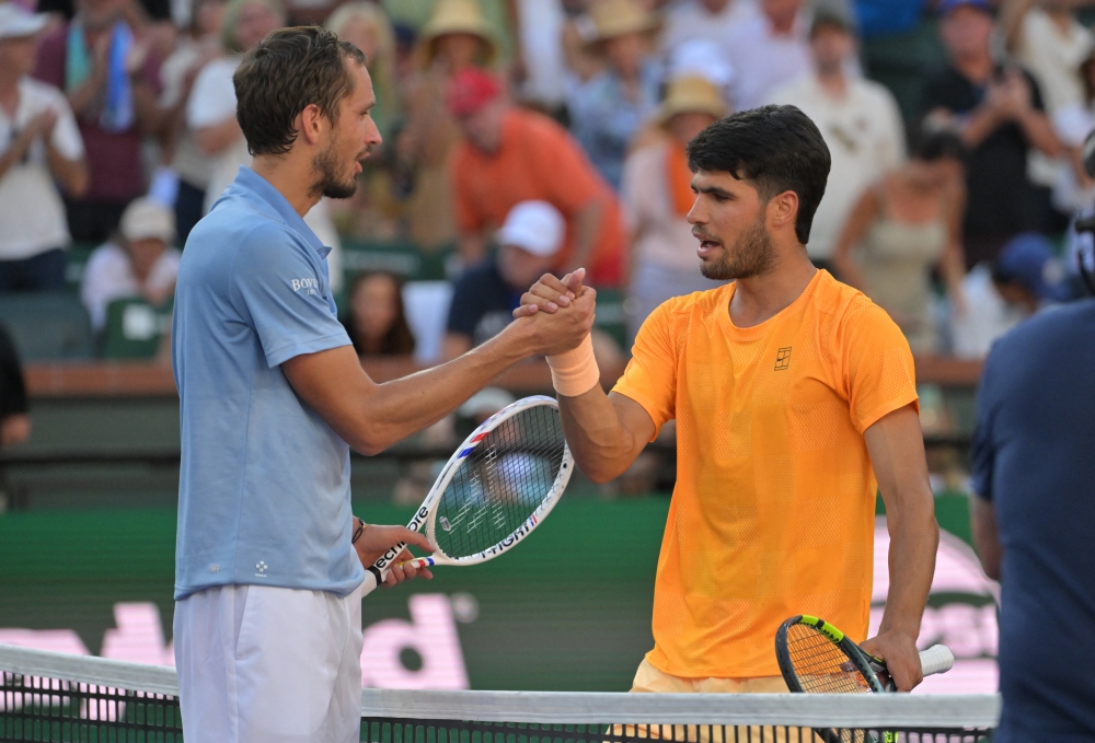  Daniil Medvedev (RUS) shakes hands with Carlos Alcaraz (ESP) winning the semifinal match 