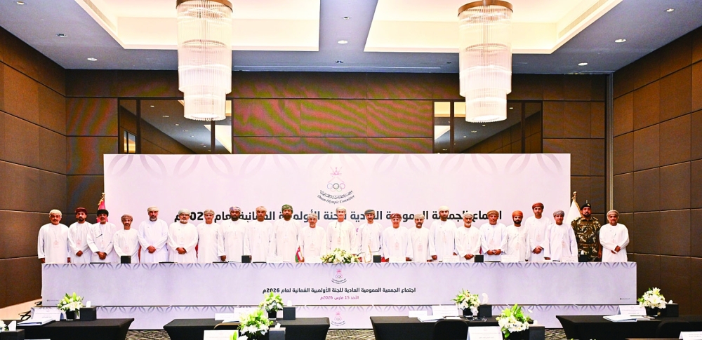 Group photo of HH Sayyid Azzan with members of the Board of Directors, members of the General Assembly and other representative