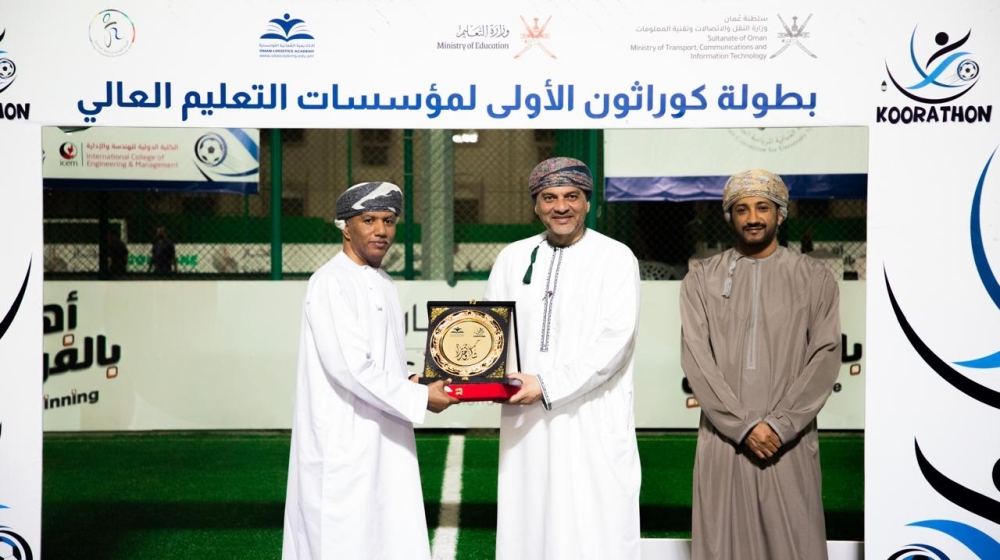 Hussein al Lawati crowning the participants.