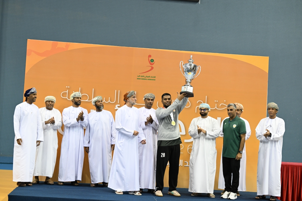 Mohsin bin Hani al Bahrani crowning the trophy to Oman Club. — Khalfan al Ruzaiqi