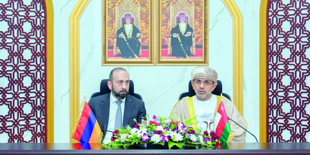 
Dr Saud bin Hamoud al Habsi with Ararat Mirzoyan. — ONA 