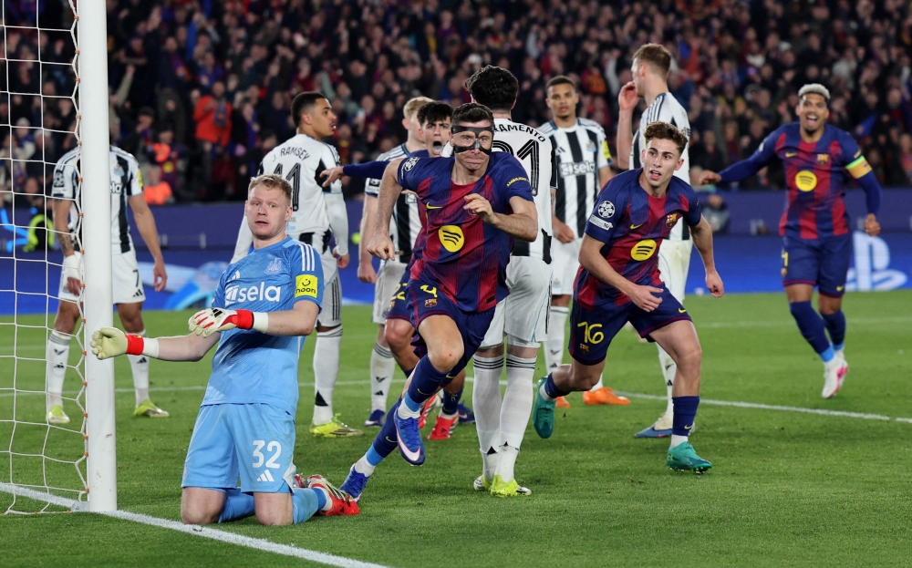 FC Barcelona's Robert Lewandowski celebrates scoring their fifth goal 