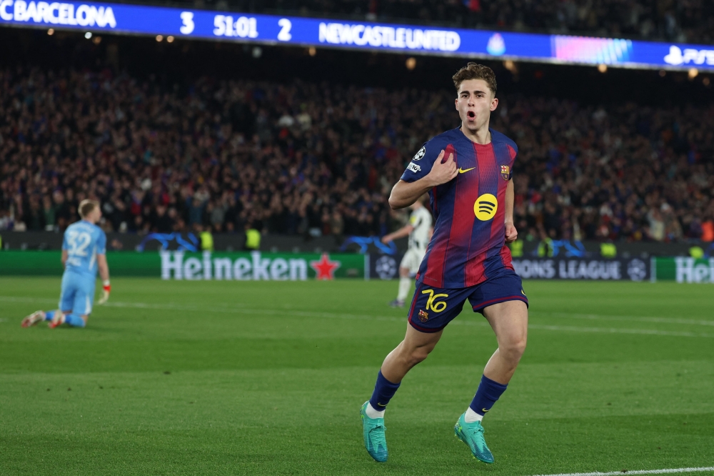  Barcelona's Spanish midfielder #16 Fermin Lopez celebrates scoring his team's fourth goal