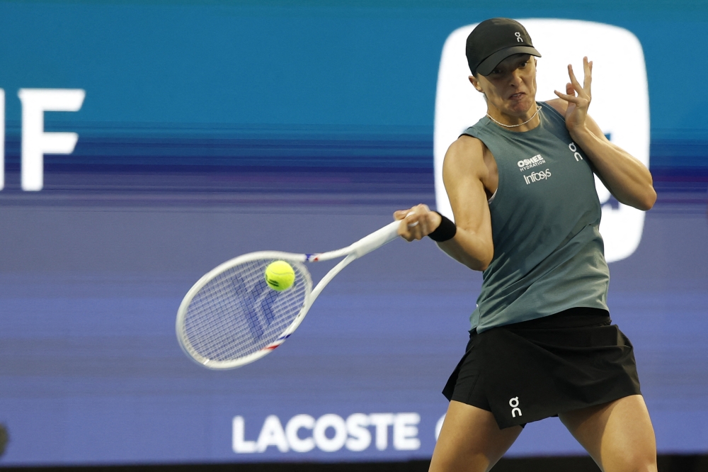  Iga Swiatek (POL) hits a forehand against Magda Linette (POL) 