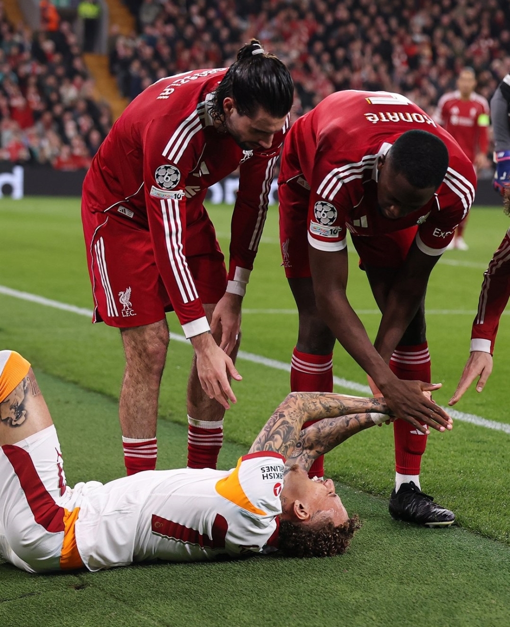 A tough moment for Noa Lang as he goes down injured