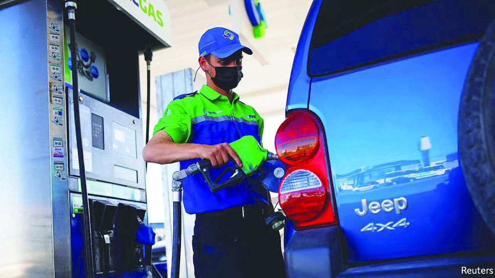 13 Oil falls on prospect of Middle East ceasefire easing supply disruption