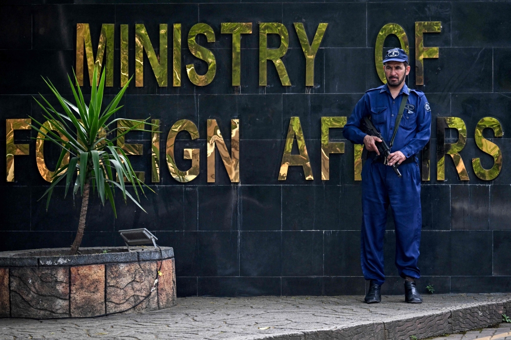 A private security officer keeps vigil outside Pakistan痴 Ministry of Foreign Affairs in Islamabad on March 26, 2026. 