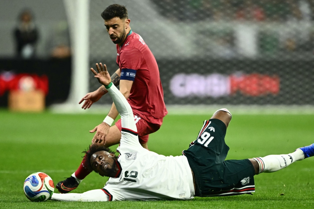 Portugal's midfielder #08 Bruno Fernandes and Mexico's forward #16 Julian Quinones fight for the ball  