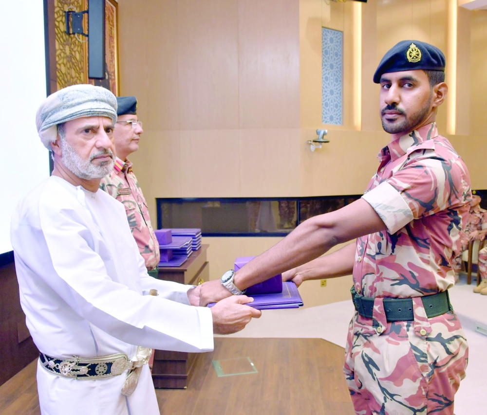 Eng Odai bin Hilal al Maawali distributed certificates to the graduates.