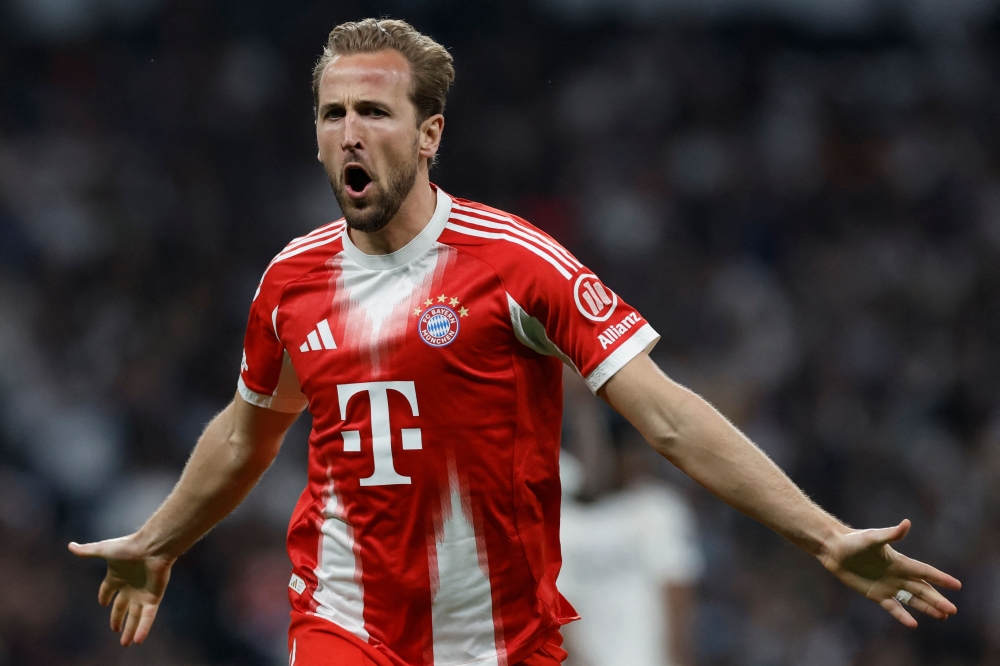 Bayern Munich's English forward #09 Harry Kane celebrates scoring his team's second goal during the UEFA Champions League quarter final first leg football match between Real Madrid CF and FC Bayern Munich  