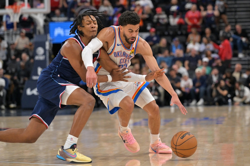 Los Angeles Clippers guard Tyty Washington Jr. (15) defends Oklahoma City Thunder guard Ajay Mitchell (25)