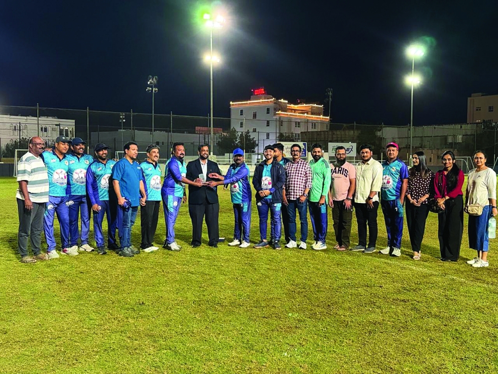 Oman Dentists’ XI Captain Dr Haresh Basheer felicitating Dr Tanveer.