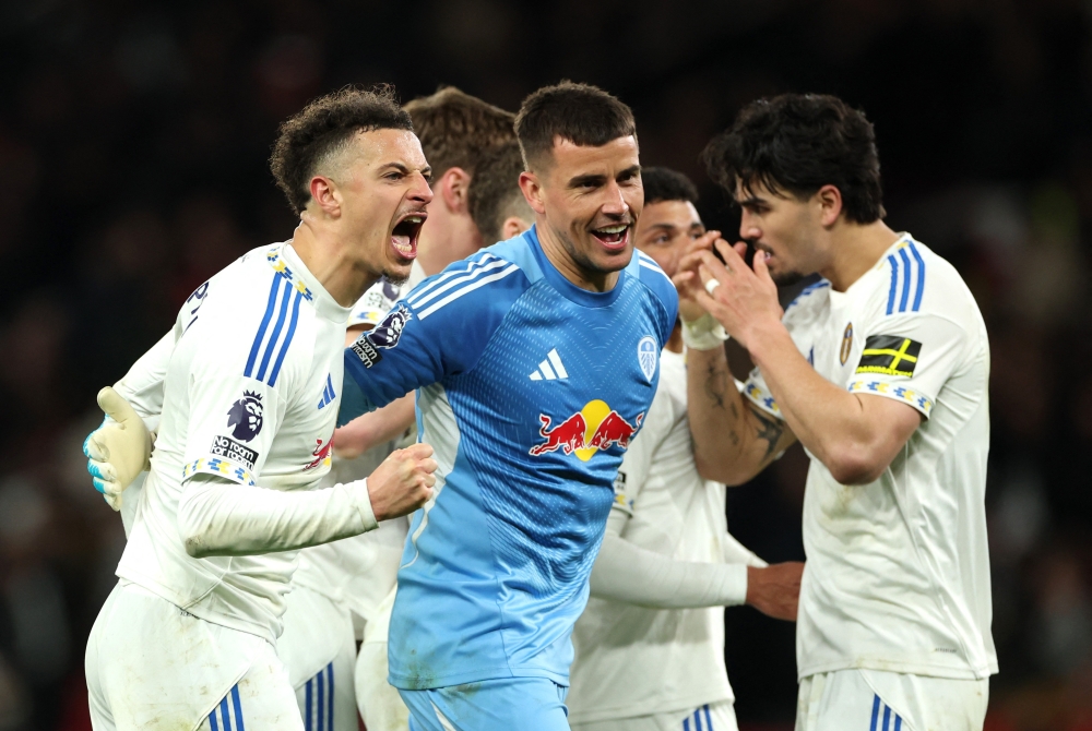  Leeds United's Karl Darlow celebrates with teammates after the match  