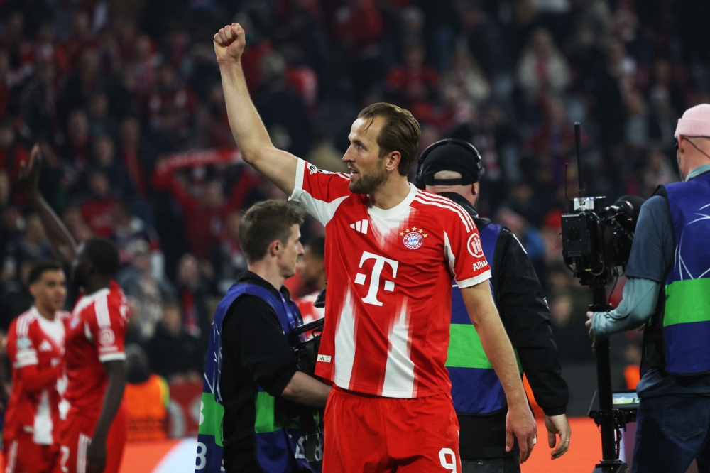 Bayern Munich's English forward #09 Harry Kane greets the fans  