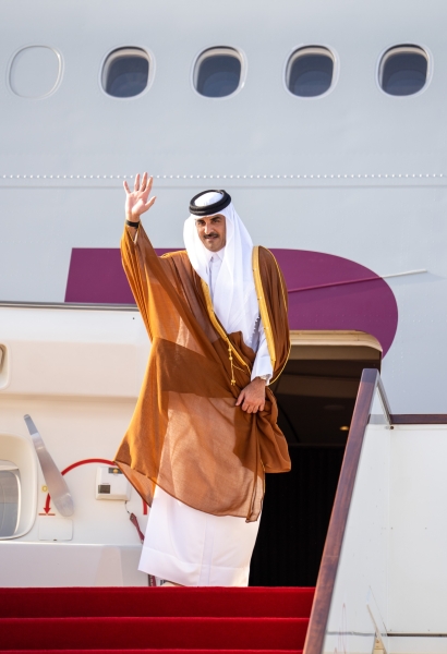 Emir of Qatar leaves Oman