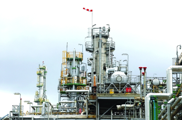 Oil rises as Hormuz disruption fears persist