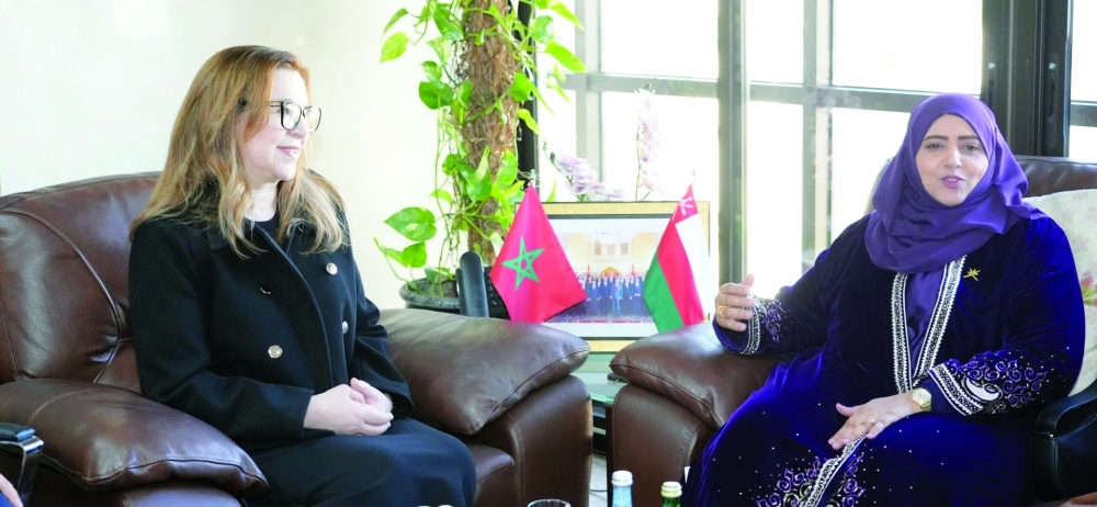 Dr Laila bint Ahmed al Najjar holds talks with Naima Ben Yahya.