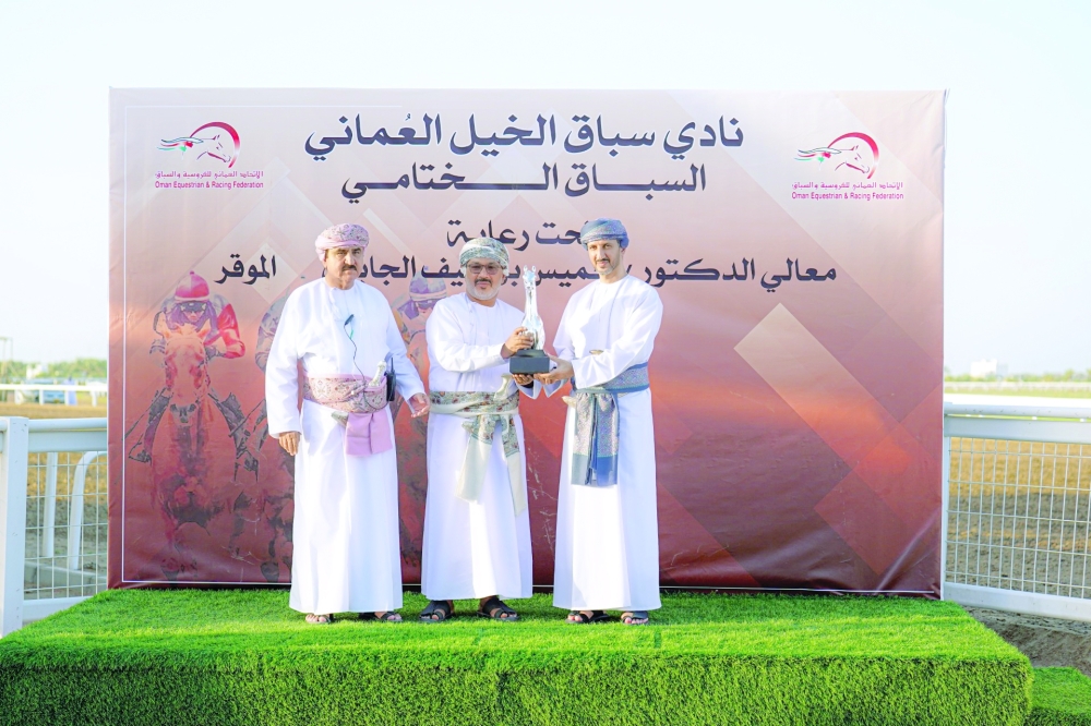 A winner being awarded the trophy. — ONA