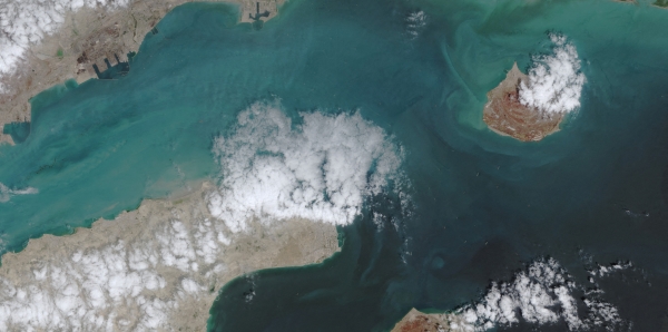 Iran closes Hormuz Strait again, ships reverse course