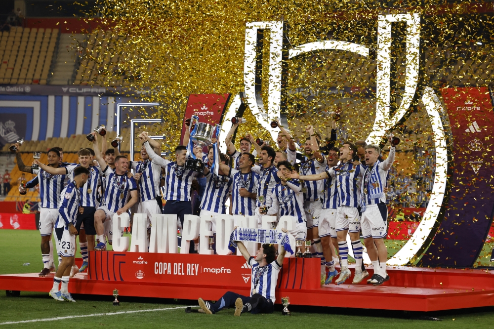   Real Sociedad's Mikel Oyarzabal and teammates celebrate with the trophy after winning the Copa del Rey  