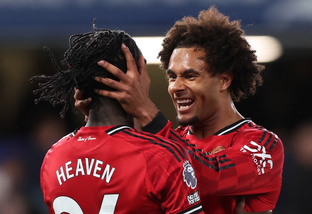   Manchester United's Joshua Zirkzee celebrates with Ayden Heaven after the match  
