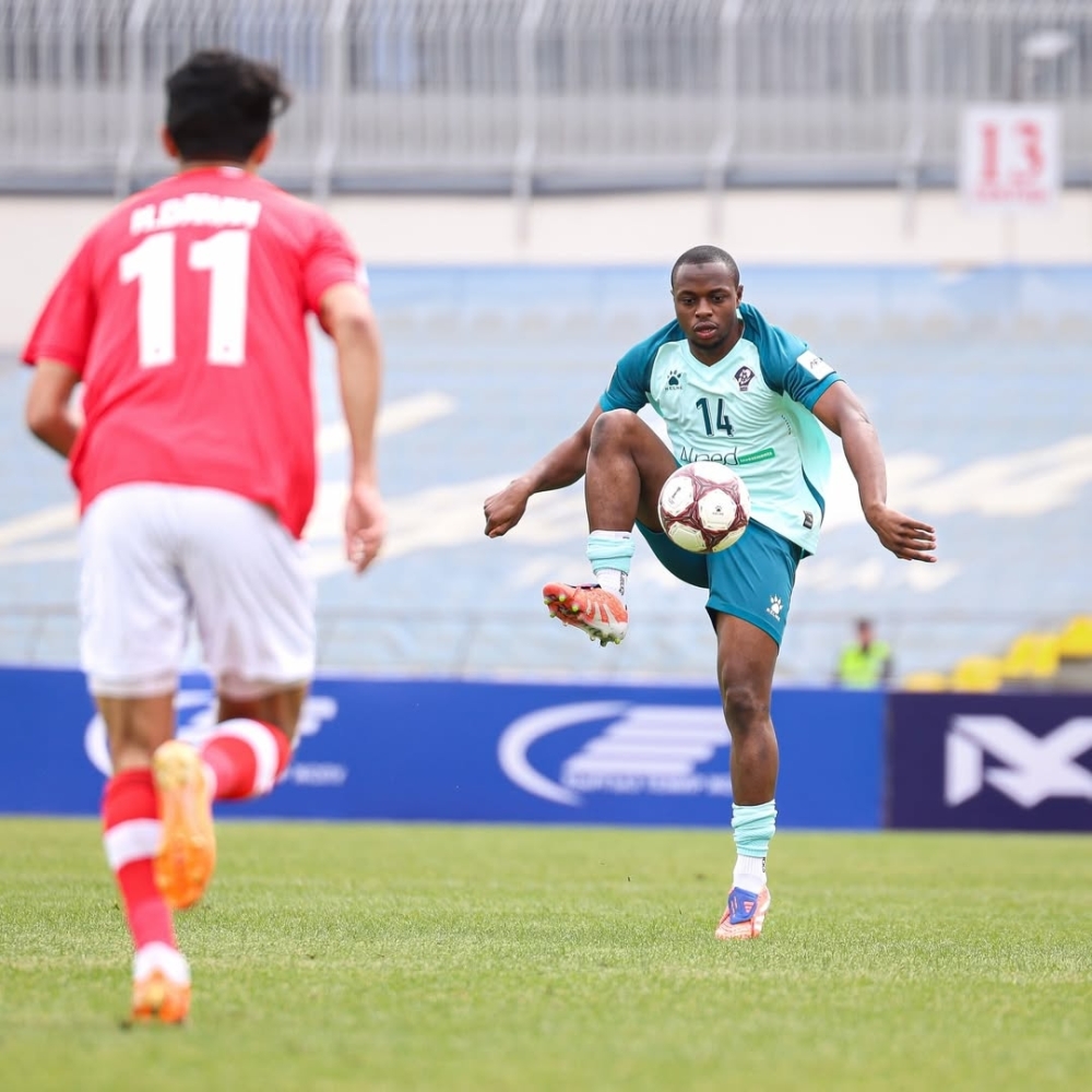 An attempt to receive and control the ball by the Omani youth player.