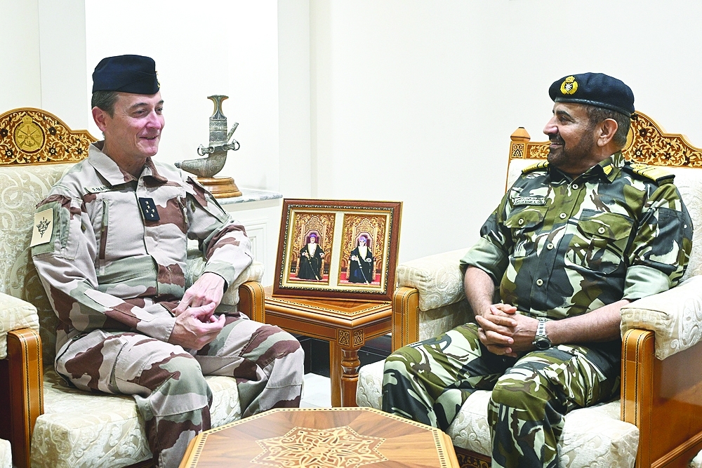 Vice Admiral Abdullah bin Khamis al Raisi with General Fabien Mandon. - ONA