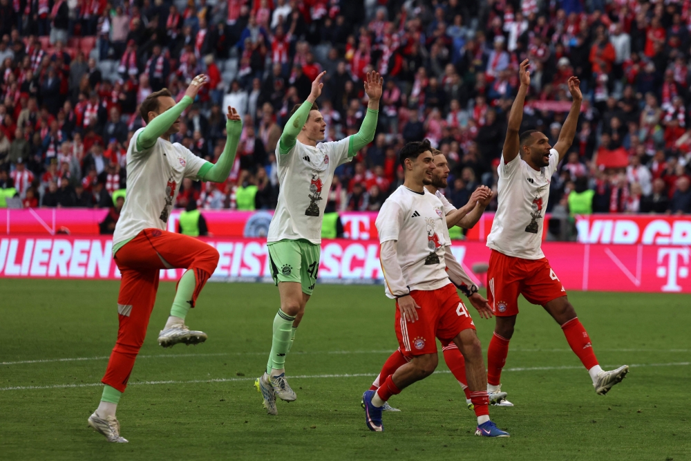 FC Bayern Munich's team celebrates after winning the German first division Bundesliga football match between FC Bayern Munich and VfB Stuttgart in Munich 