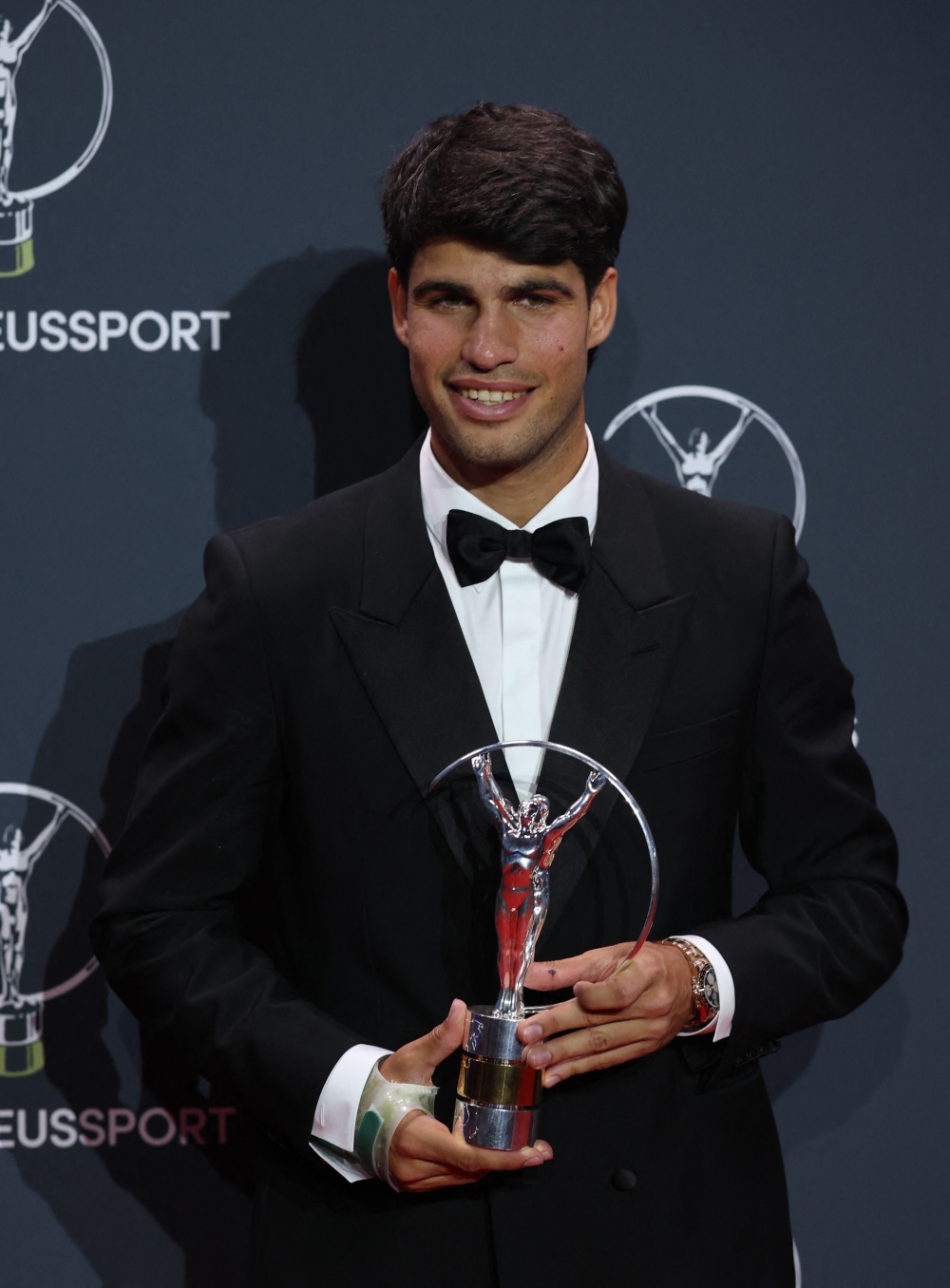  Spain's Carlos Alcaraz poses on the red carpet after winning the World Sportsman of the Year Award 