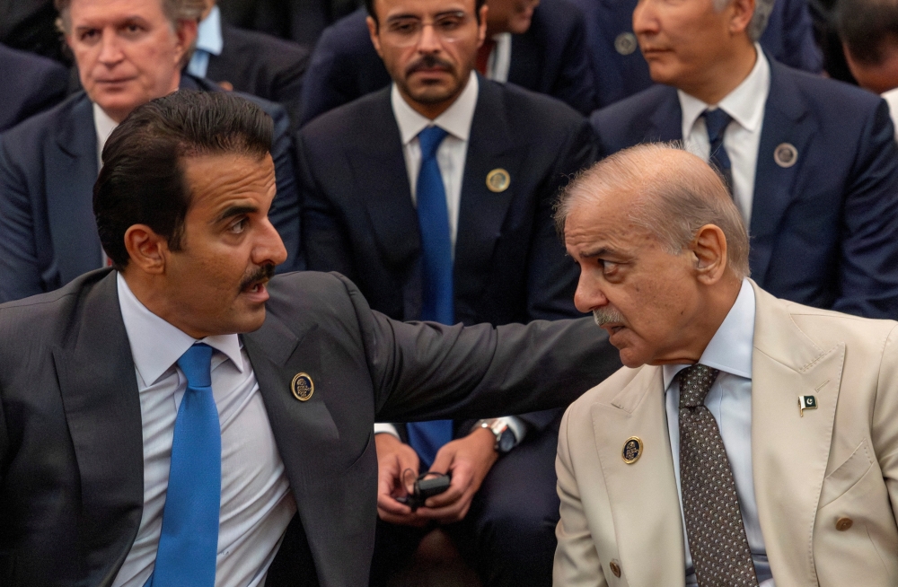 Qatar's Emir Tamim bin Hamad Al Thani and Pakistan's Prime Minister Shehbaz Sharif speak as they attend Antalya Diplomacy Forum in Antalya, Turkey, April 17, 2026. REUTERS/Umit Bektas