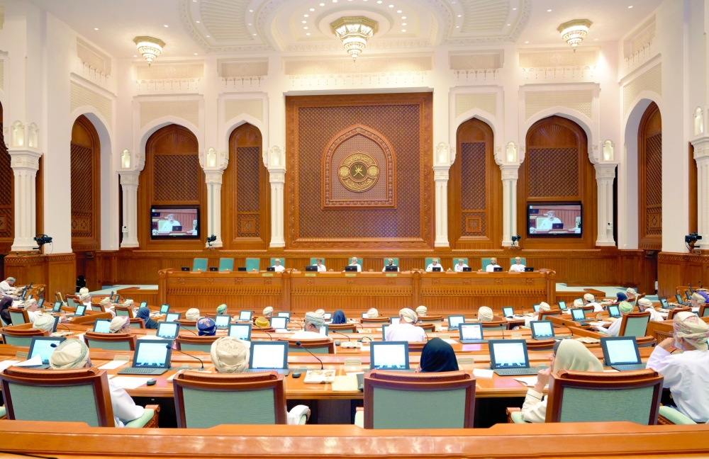 The session was chaired by Shaikh Abdulmalik bin Abdullah al Khalili, Chairman of the State Council, in the presence of Council members and the secretary-general.