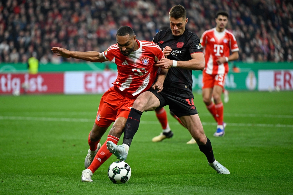 Bayern Munich's German defender #04 Jonathan Tah (L) and Bayer Leverkusen's Czech forward #14 Patrik Schick 