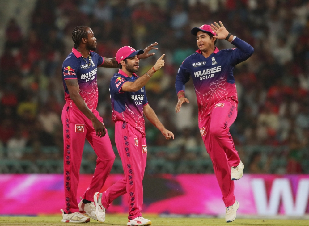  Rajasthan Royals' Jofra Archer celebrates with teammates after taking the wicket of with Lucknow Super Giants' Aiden Markram  