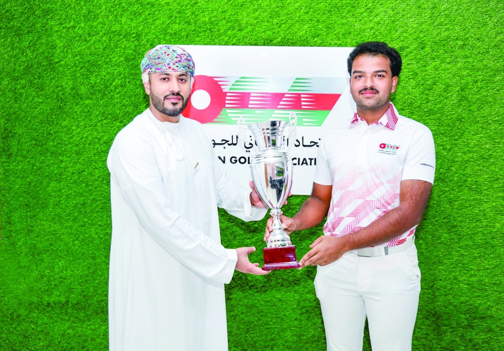 Faiz Mohammad honours champion Ahmed al Wahibi with the WAGR Championship Cup.