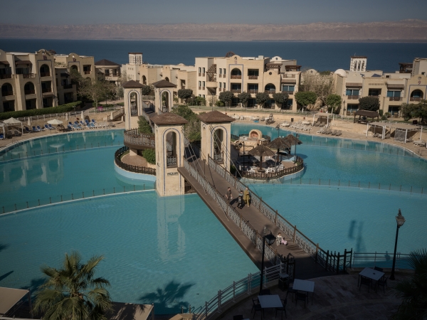 Jordanians struggle as wars scare tourists away