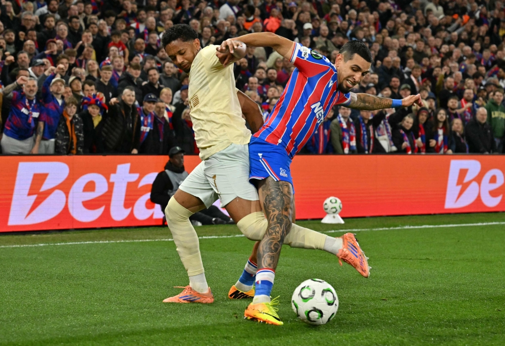 Shakhtar Donetsk's Brazilian forward #07 Eguinaldo (L) vies with Crystal Palace's Colombian defender #02 Daniel Munoz  