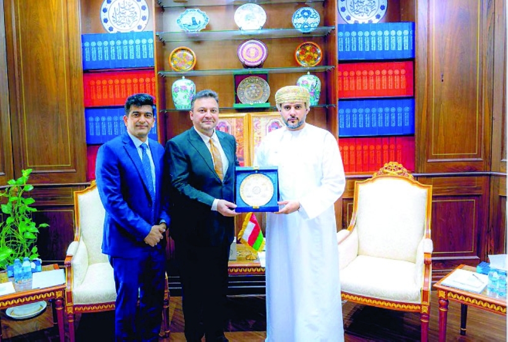 Faisal bin Abdullah al Rawas felicitates Syed Shaandar Ali Shah Bukhari.