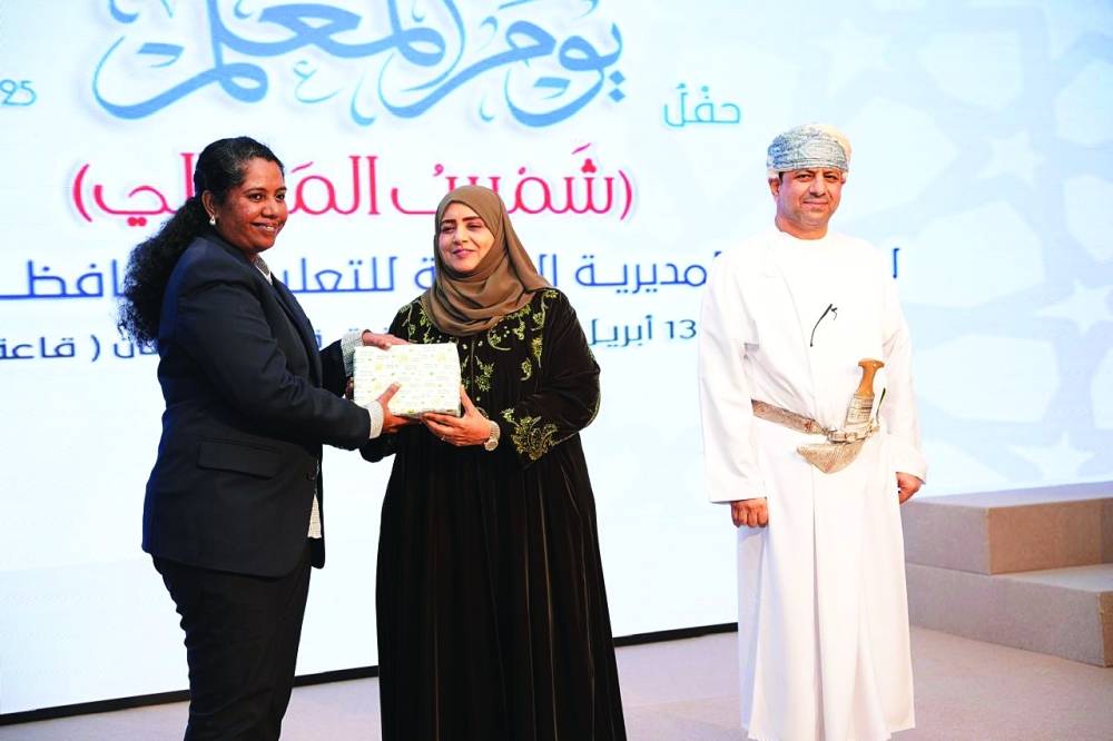 Maths Educator Jincy Abraham honoured by Dr Laila bint Ahmed al Najjar.