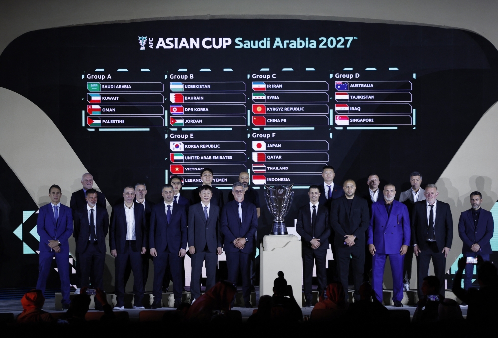  
General view after the draw as the trophy is seen  