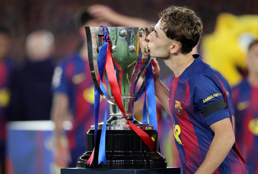  
FC Barcelona's Fermin Lopez celebrates with the trophy after winning the LaLiga  