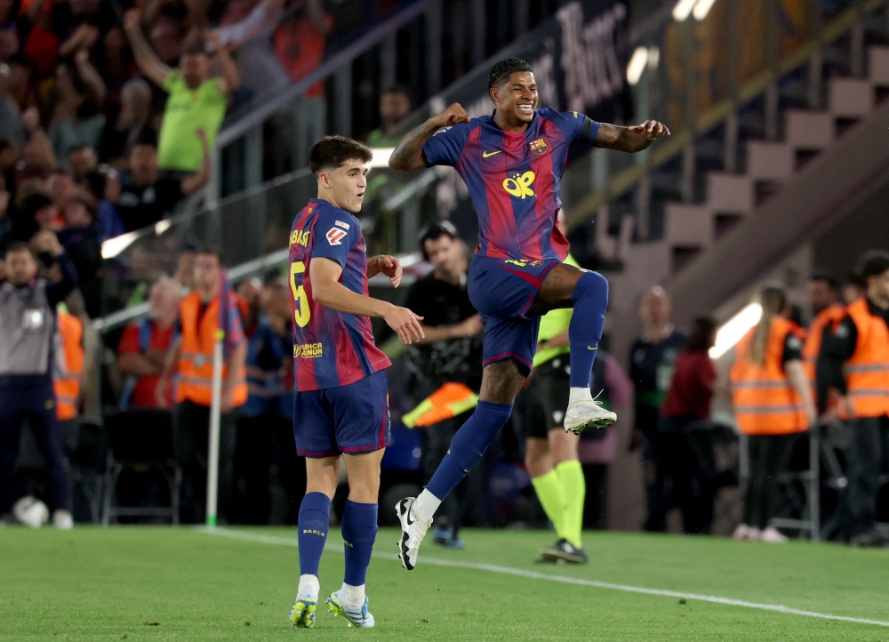  Barcelona's English forward  Marcus Rashford (R) celebrates scoring his team's first goal