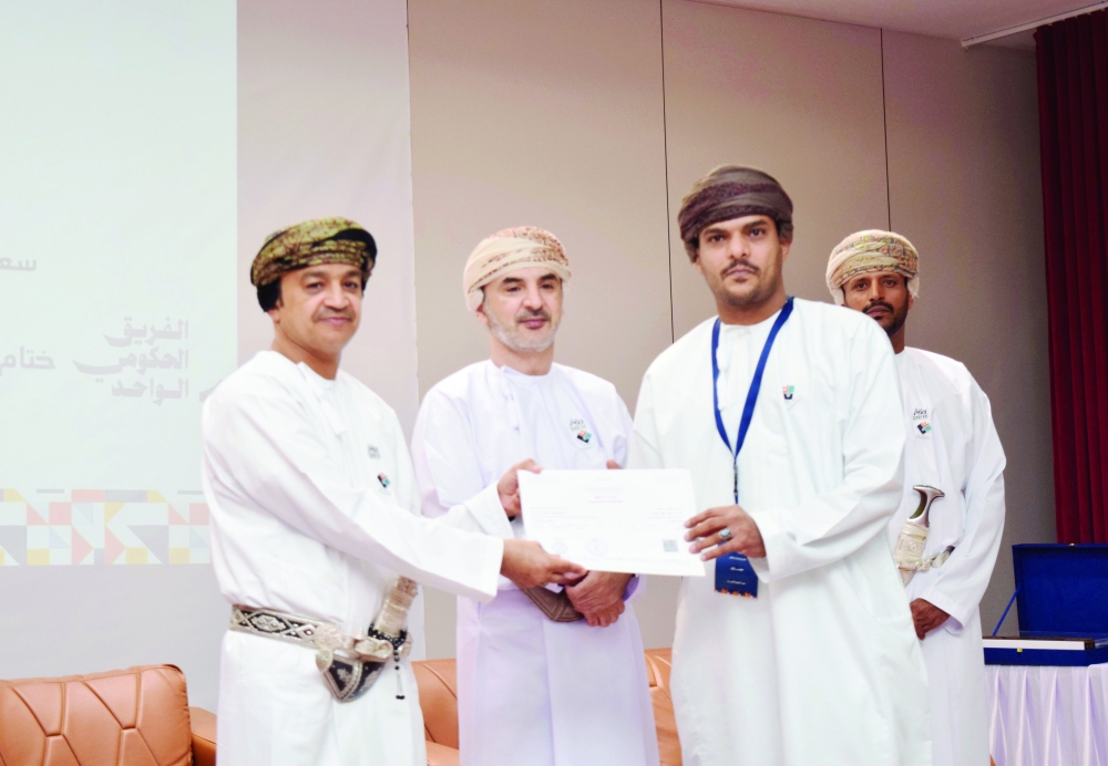 The closing ceremony of the forum was held under the auspices of Dr Ahmed bin Mohsin al Ghassani, Chairman of Dhofar Municipality, who honoured the supporting institutions and participants in the forum's activities. - ONA