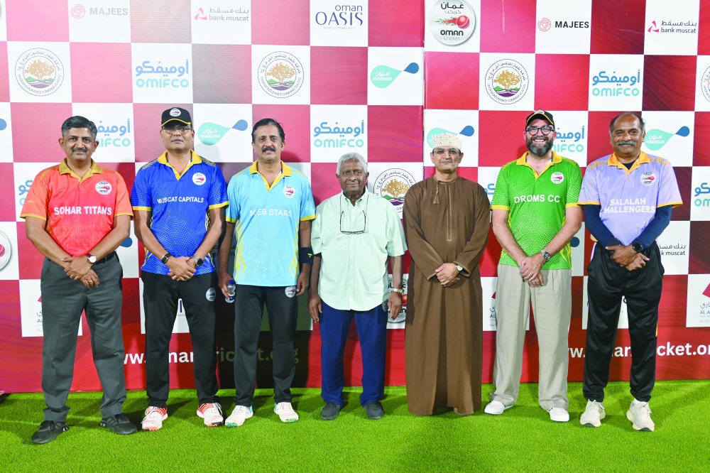 Six captains of the Veterans League along with OC CDO Duleep Mendis.