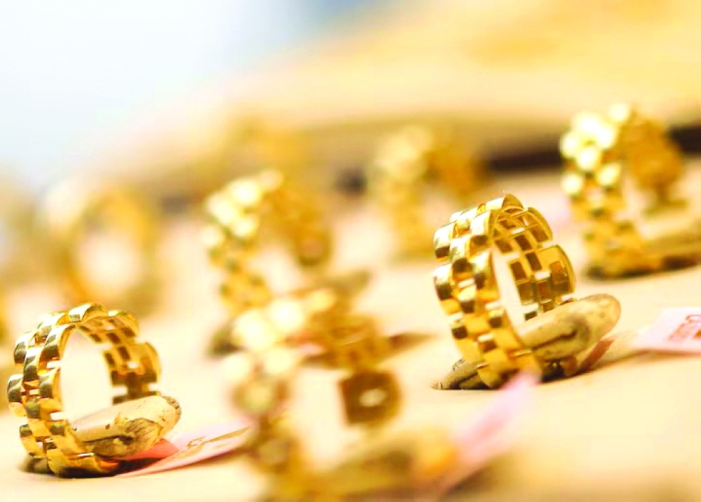 Gold prices currently show a slight downward bias, which could provide a buying opportunity for investors looking to enter the market. ـــReuters