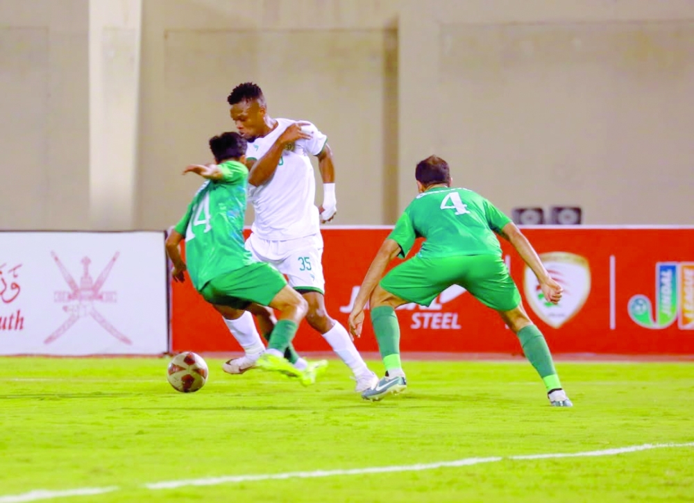Action from Samayil’s 2-1 win over Sohar in Round 24 of the Jindal League.