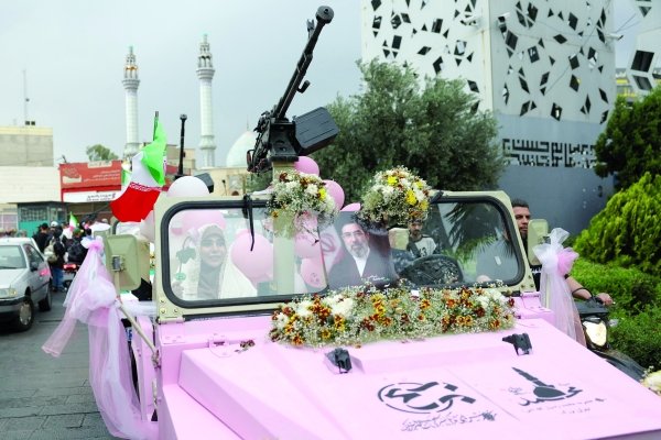 Iranians stage mass weddings
