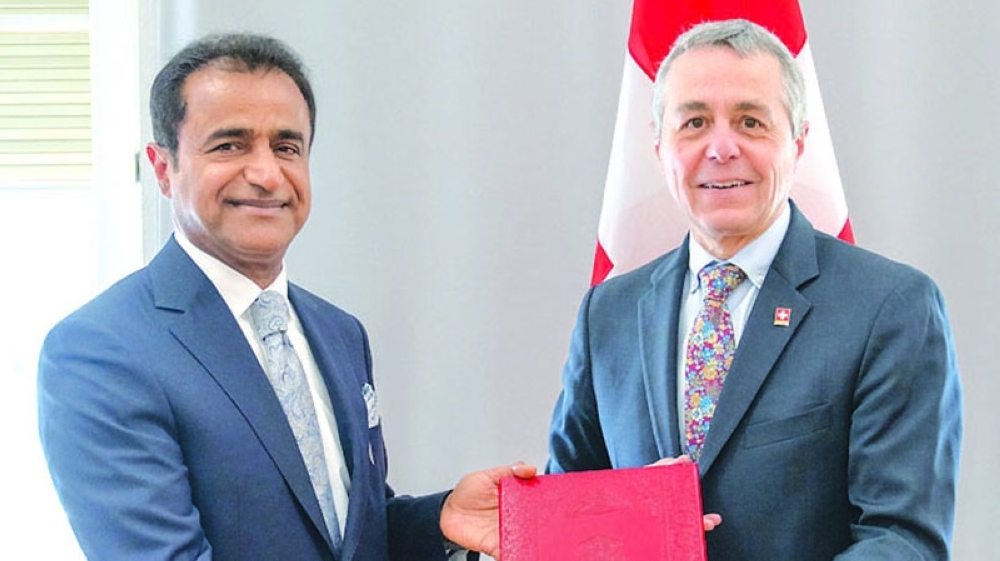 Mahmoud bin Hamad Al Hasani, handing over the message to Ignazio Cassis